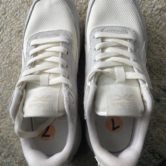 Reebok sneaker size 7 - Picture 4 of 6